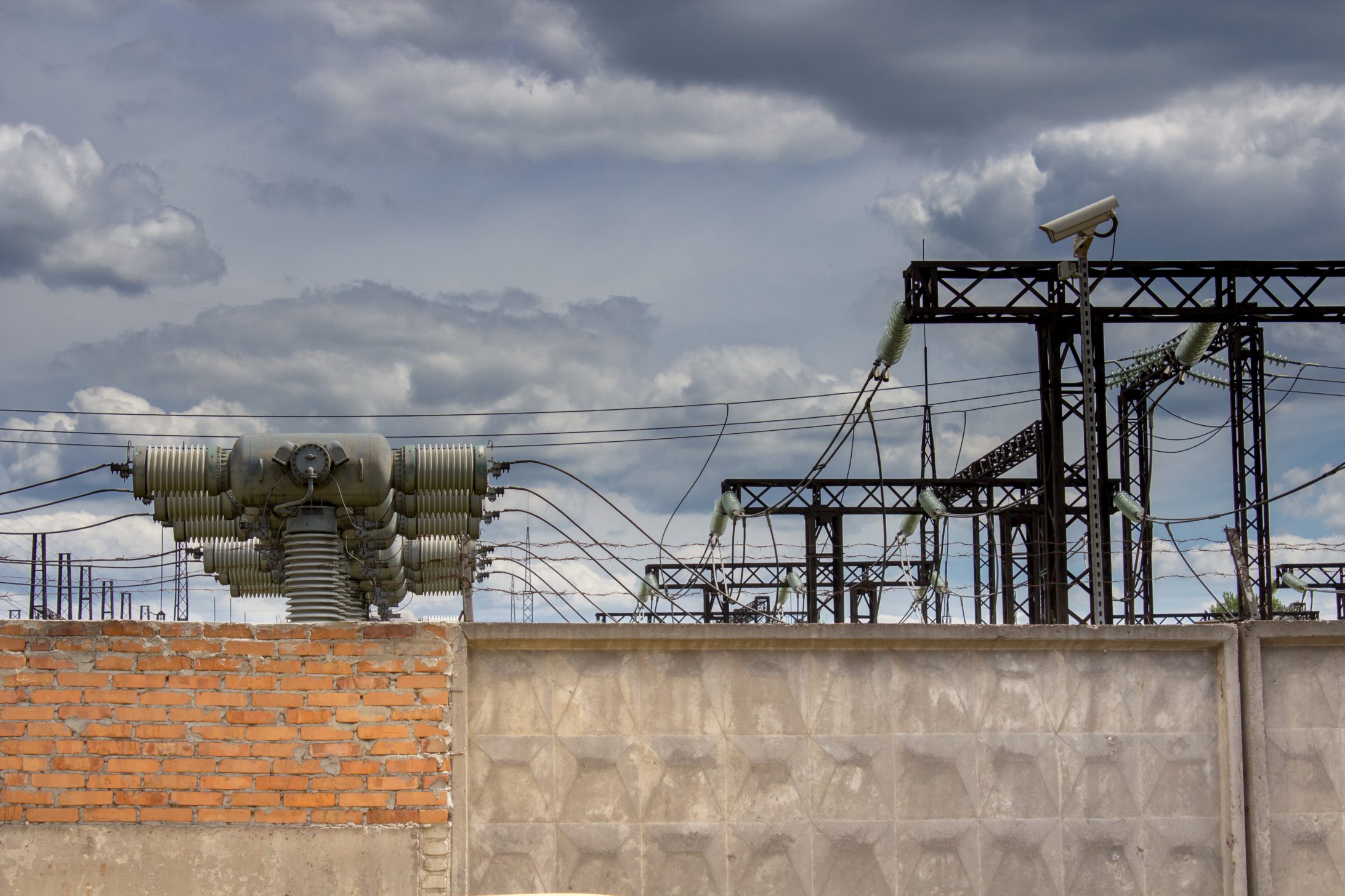 Electric utility substation with reliable connectivity