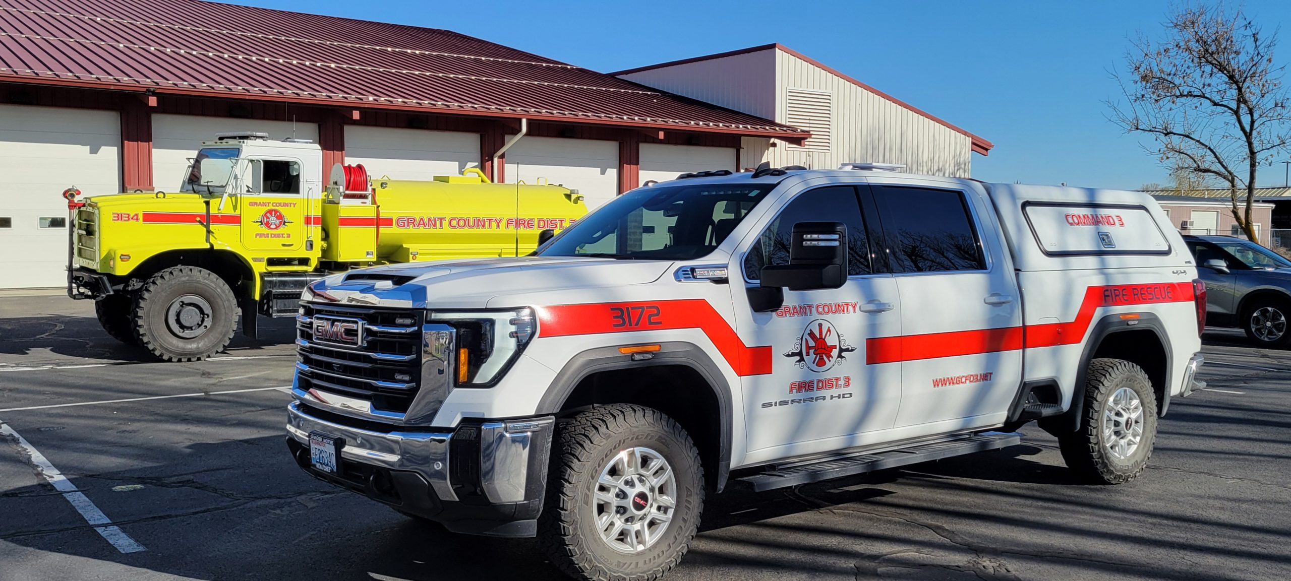 Emergency response vehicle equipped with a low-profile Starlink terminal