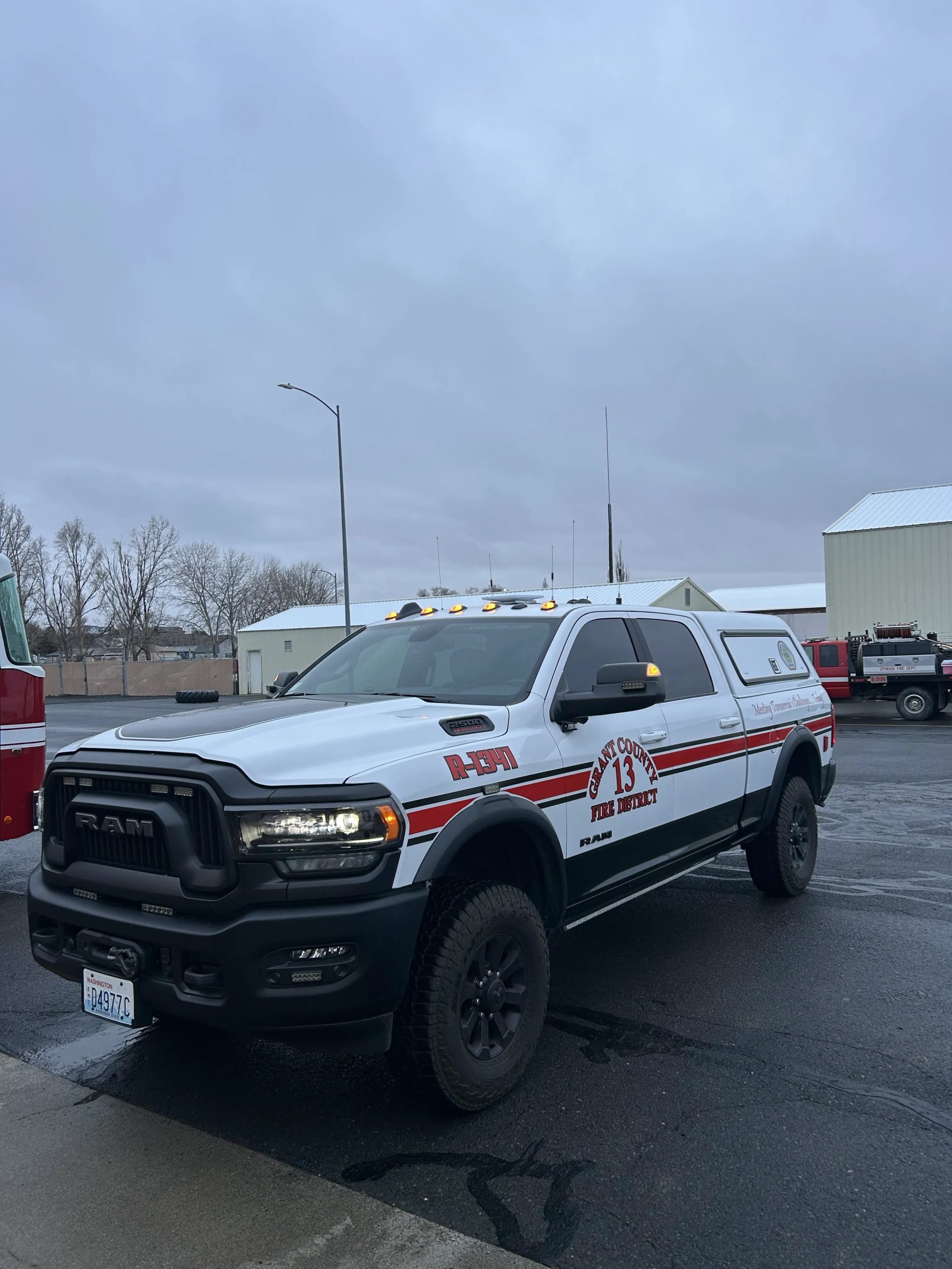 Public safety vehicle using Starlink satellite connectivity